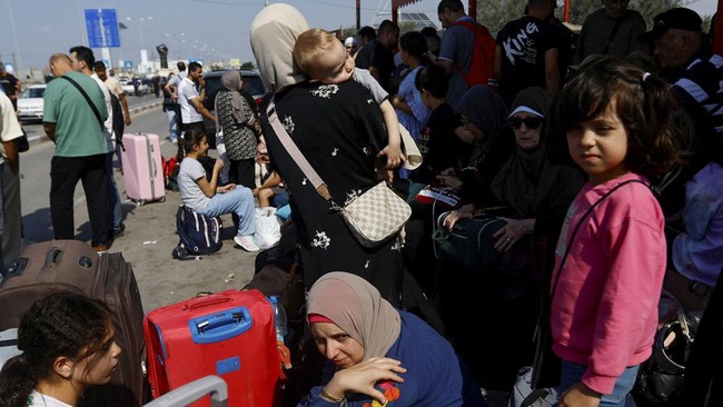 Warga di Jalur Gaza, Palestina, mulai memasuki gudang-gudang makanan PBB untuk memenuhi kebutuhan mereka di tengah gempuran bom Israel.