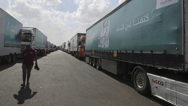 Israel memberondong dua kendaraan Komite Palang Merah Internasional dan lima truk yang membawa bantuan kemanusiaan di Gaza pada Selasa (7/11).
