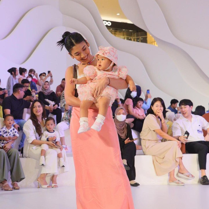 <p>Baby Nae dan Canti sama-sama mengenakakan pakaian bernuansa putih dan <em>peach</em>. Ketika memasuki ruangan, banyak mata yang tertuju pada Baby Nae. (Foto: Instagram: @cantitachril)</p>