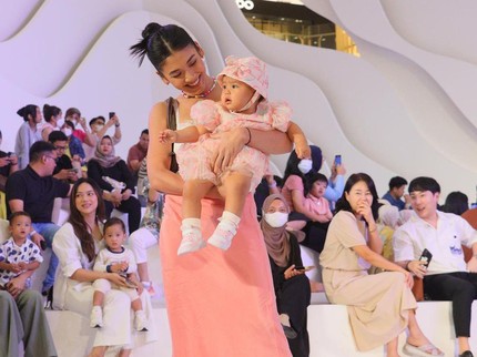 7 Potret Baby Nae Anak Adipati Dolken Ikut Sang Bunda Catwalk, Disebut Mirip Boneka