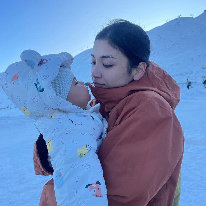 <p>Canti sendiri kerap menguggah potret menggemaskan sang anak ke laman media sosialnya. Bunda dan anak ini selalu terlihat kompak dan menggemaskan! (Foto: Instagram: @cantitachril)</p>