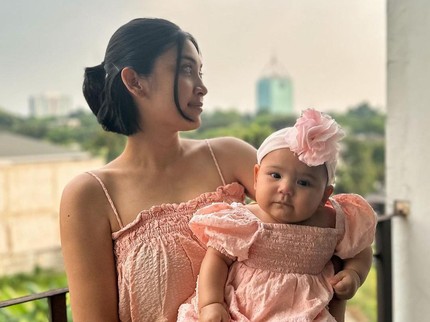 7 Potret Nae Anak Adipati Dolken 'Melenggang' di Catwalk bersama Sang Bunda, Gemas!