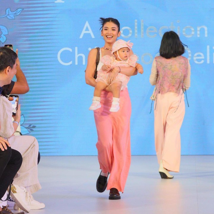 <p>"Bebene's pertama kali <em>catwalk</em>. Terlalu bangga denganmu sayang," tulis Canti dengan Bahasa Inggris seraya menyisipkan emotikon hati. (Foto: Instagram: @cantitachril)</p>