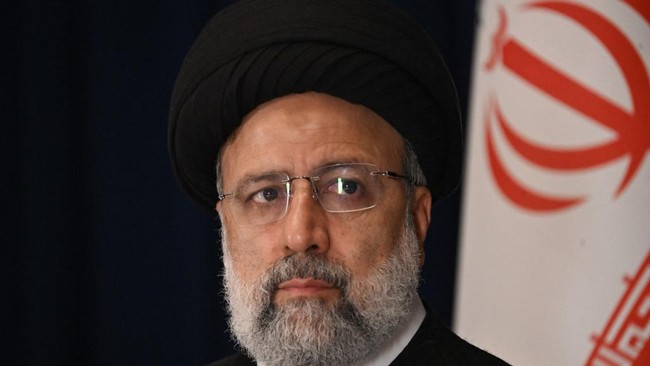 Sebanyak 20 tim penyelamat dan pesawat tak berawak atau drone dikirim ke lokasi jatuhnya helikopter yang membawa Presiden Iran Ebrahim Raisi.