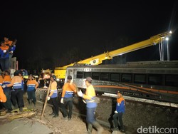 Evakuasi KA Argo Semeru Berlanjut Malam Ini, Alat Berat Dikerahkan