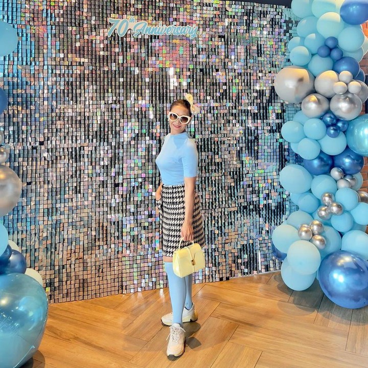 <p>Tampil eksis di depan kamera, tampilan OOTD mama Lisa Blackpink tak kalah menarik dan lucu seperti anaknya kan, Bunda? (Foto: Instagram @chitthipbruschweiler)</p>