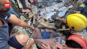 VIDEO: Momen Pilu Warga Gaza Evakuasi Mayat Bocah dari Reruntuhan