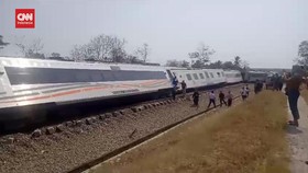 VIDEO: Penampakan Kereta Argo Semeru Anjlok di Wates