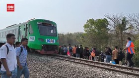 VIDEO: Momen Penumpang KA Argo Semeru Dievakuasi Pakai Kereta Bandara