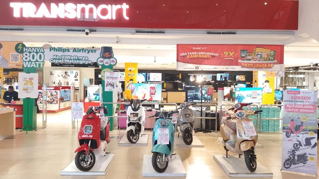 Transmart memberikan akses yang mudah untuk masyarakat Indonesia dalam membeli produk motor listrik dengan subsidi langsung resmi dari pemerintah.