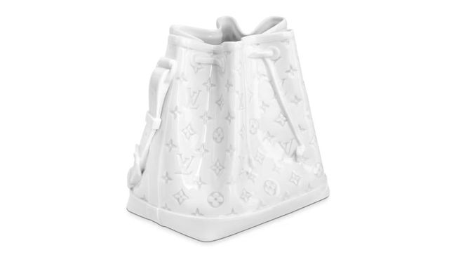 Louis Vuitton, salah satu brand mewah yang digandrungi kaum jetset baru saja merilis vas bunga dengan bentuk dan motif seperti tas dengan warna putih.