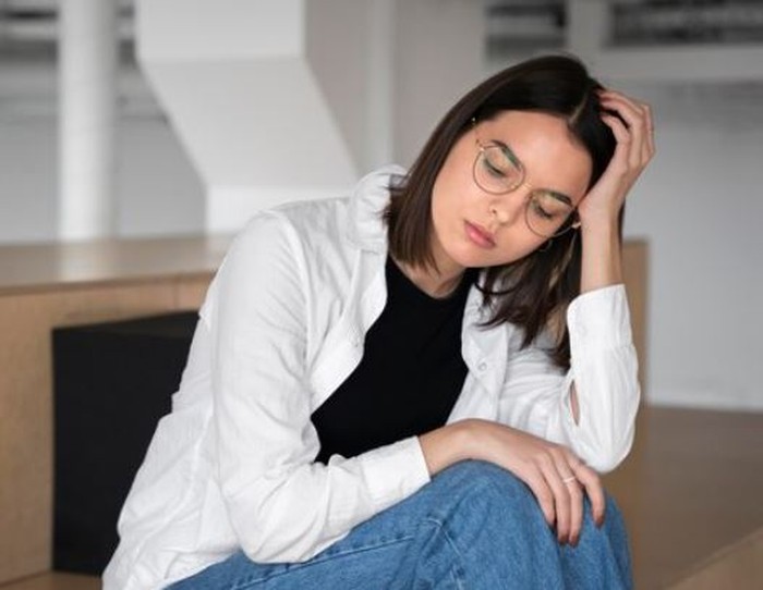 Perempuan berkacamata terlihat sedih Kebiasaan yang Bisa Menghalangi Jalanmu Menuju Kesuksesan