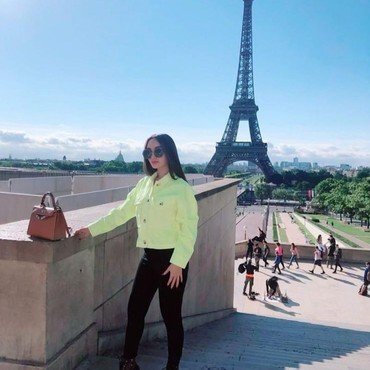 Suami Dipanggil KPK, 7 Potret Zaskia Gotik Liburan ke Luar Negeri Jadi Sorotan