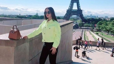 img-title Suami Dipanggil KPK, 7 Potret Zaskia Gotik Liburan ke Luar Negeri Jadi Sorotan