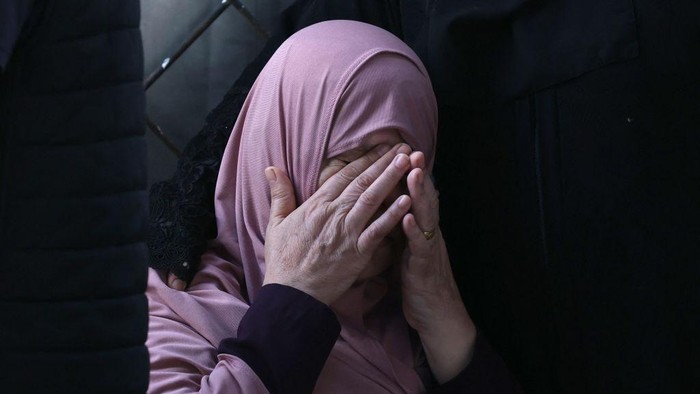 A Palestinian woman mourns after an Israeli airstrike at the Rafah refugee camp, in the southern Gaza Strip on October 17, 2023. Relief convoys which have been waiting for days in Egypt were on October 17, headed towards the Rafah border crossing with the besieged Palestinian enclave of Gaza, aid officials said. (Photo by SAID KHATIB / AFP) (Photo by SAID KHATIB/AFP via Getty Images)