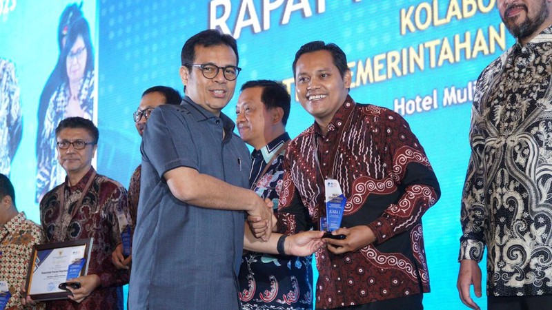 Pemkab Klaten menerima penghargaan juara I tingkat nasional sebagai instansi terbaik pertama dalam pemanfaatan Srikandi tahun 2023 dari Kemenkominfo.