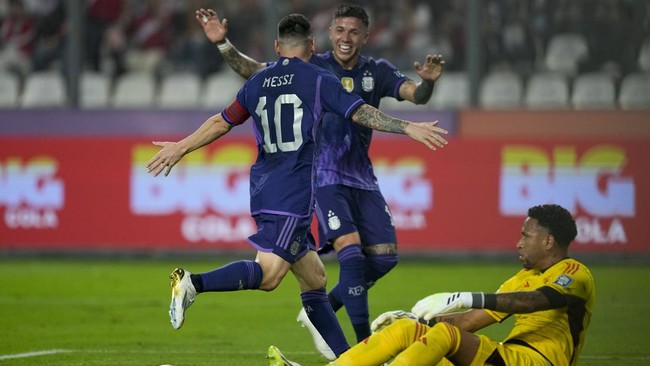 Lionel Messi mencetak rekor baru usai mencetak brace saat Argentina menang 2-0 atas Peru pada Kualifikasi Piala Dunia 2026 Zona Conmebol, Rabu (18/10).