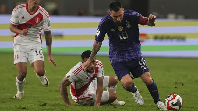 Pesona Lionel Messi di lapangan jadi sorotan saat timnas Argentina menang 2-0 atas Peru pada Kualifikasi Piala Dunia 2026 Zona Conmebol, Rabu (18/10).