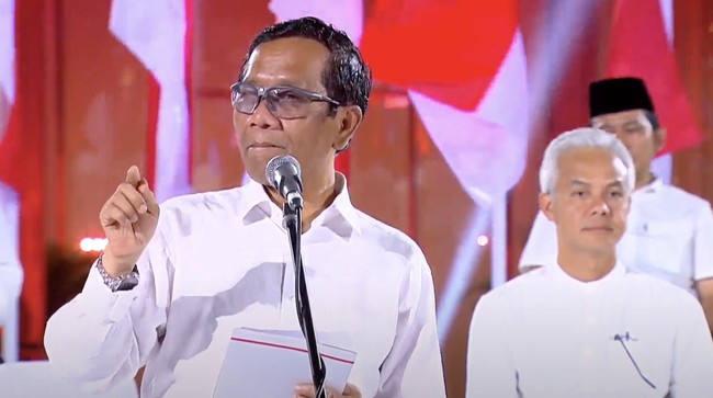 Cawapres Mahfud MD hanya memjawab singkat saat ditanya soal dokumen pakta integritas Pj Bupati Sorong untuk menangkan Ganjar.
