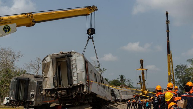 Kereta Api (KA) 70 Taksaka jurusan Stasiun Gambir-Yogyakarta mengalami kecelakaan dengan sebuah truk di perlintasan antara Sentolo-Rewulu, Bantul.