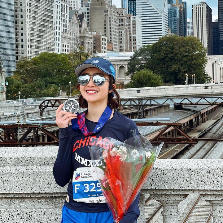 <p>Momen mengharukan terjadi saat Febby menyentuh garis finis, Bunda. Kita doakan, semoga Febby bisa terus berlari dan dalam kondisi sehat selalu, ya. (Foto: Instagram @febbyrastanty)</p>
