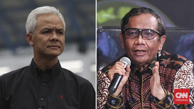 Ganjar Pranowo duduk berdampingan dengan Mahfud MD usai diumumkan sebagai pasangan capres cawapres di Pilpres 2024.
