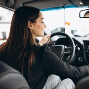 5 Perlengkapan Wajib di Mobil saat Hujan Deras Mengintai