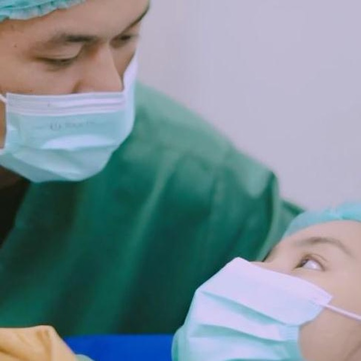 <p>Anya dan Riyadi sama-sama mengunggah momen persalinan anak pertama mereke di media sosial. Keduanya mengucapkan terima kasih kepada orang-orang yang sudah mendoakan, serta dokter yang sudah membantu persalinan. (Foto: Instagram @anyaanjanii)</p>