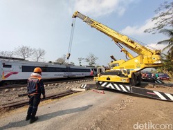 Petugas Masih Evakuasi KA Argo Semeru yang Anjlok dan Tertabrak di Sentolo