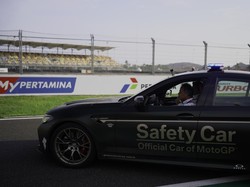 Loris Capirossi Girang Jadi Sopir Safety Car BMW M5 CS, Bisa Ngedrift