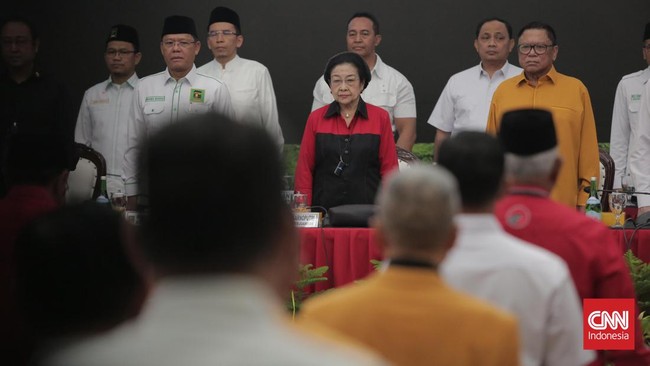 Ketum PDIP Megawati tak lupa menyapa Sandiaga Uno yang hadir dalam pengumuman cawapres pendamping Ganjar Pranowo di DPP PDIP, Jakarta.