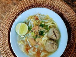Slurpp! 5 Mie Kocok Bandung Berkuah Segar Pakai Topping Bakso