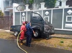 Mobil Pikap Angkut Mesin Pencetak Sendal Terbakar di Bogor