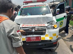 Ditinggal Isi e-Toll, Ambulans di Bogor Dibawa ODGJ hingga Tabrak Tronton