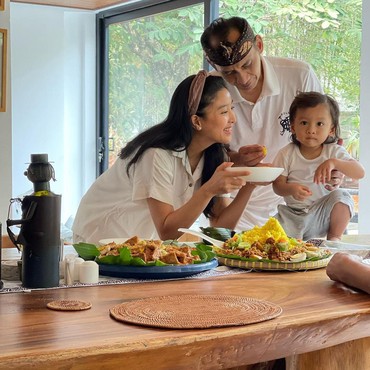 7 Potret Olivia Zalianty Rayakan Ultah Sederhana Bareng Suami & Anak di Rumah