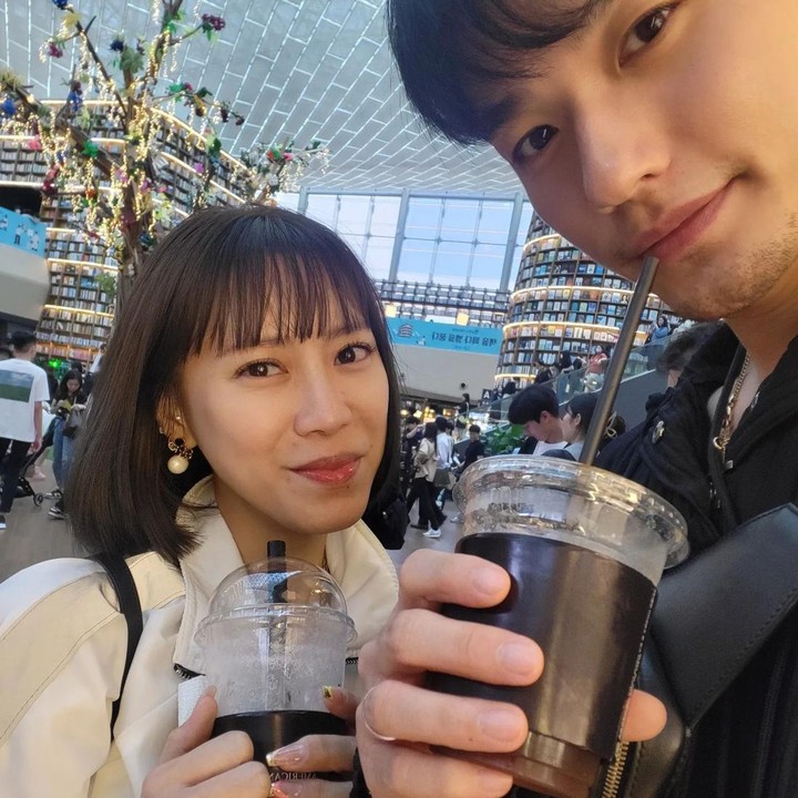 <p>Pada tahun 2017 lalu, Moa Aiem juga menjadi artis Indonesia yang menikah dengan orang Korea, Bunda. Di foto ini, Moa sedang selfie bersama sang suami, Lee Jeong Hoon, sambil minum kopi dan tersenyum lebar. (Foto: Instagram @moa_aiem)</p>