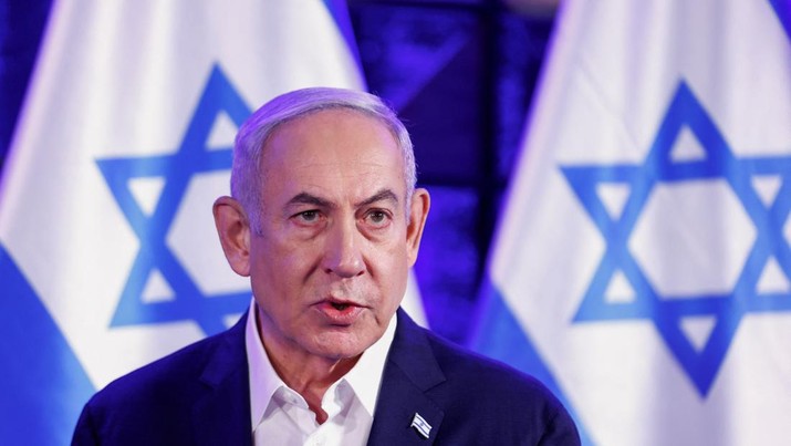Perdana Menteri Israel Benjamin Netanyahu menghadiri pertemuan dengan Presiden AS Joe Biden (tidak dalam gambar), saat Biden mengunjungi Israel di tengah konflik yang sedang berlangsung antara Israel dan Hamas, di Tel Aviv, Israel, 18 Oktober 2023. (REUTERS/Evelyn Hockstein)
