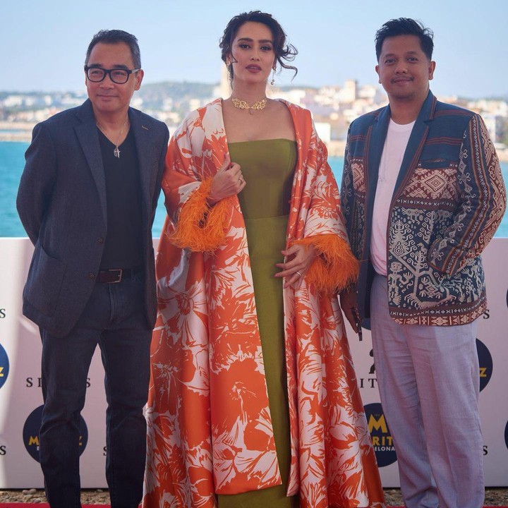 <p>Dalam potret yang diunggahnya, Alexandra sangat menawan dengan balutan dress press body warna hijau. Outer oranye dengan lengan berbulu pun mempercantik penampilannya. (Foto: Instagram: @got_alex)</p>