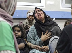 Warga Gaza Mengungsi di RS, Tulis Nama di Tangan Agar Dikenali saat Tewas Dibom