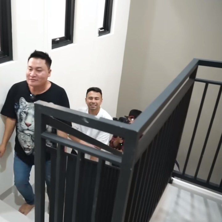 <p>Hunian ini memiliki tiga kamar tidur. Satu kamar berada di lantai bawah untuk ibunda Merry. Sedangkan Merry dan keponakannya mengisi dua kamar lainnya yang ada di lantai atas. (Foto: YouTube Rans Entertainment)<br /><br /><br /></p>