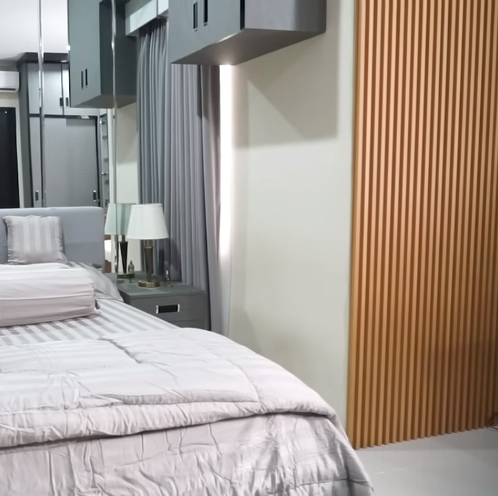 <p>Berikut potret kamar utama yang ditempati oleh Merry. Ruangan ini terlihat lebih luas, Bunda. (Foto: YouTube Rans Entertainment)<br /><br /><br /></p>