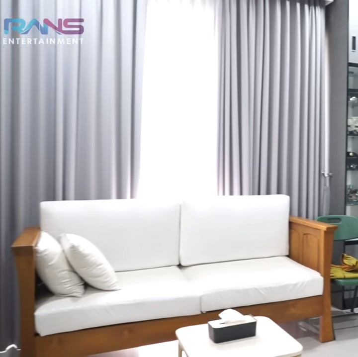 <p>Di sini juga tersedia lemari pakaian dan rak menyimpan barang mewah seperti jam tangan. Selain itu, kamar ini juga dilengkapi sofa serta meja yang menambah kesan <em>cozy.</em> (Foto: YouTube Rans Entertainment)</p>