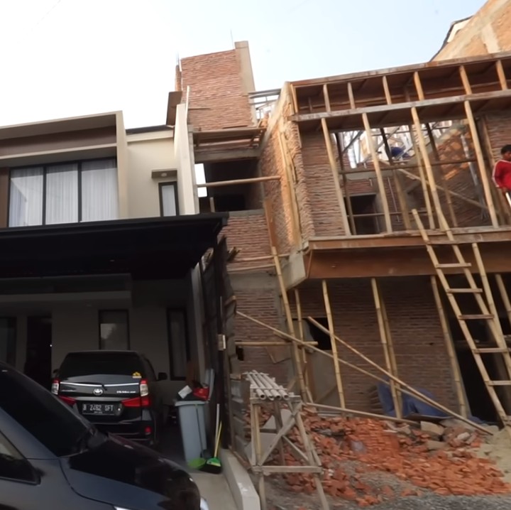 <p>Sebagian rumah milik Merry asisten Raffi Ahmad baru rampung, Bunda. Bangunan dua tingkat tersebut kini sudah dipakai bersama anggota keluarganya. (Foto: YouTube Rans Entertainment)<br /><br /><br /></p>