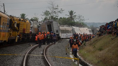 Masinis Kereta Api (KA) Turangga dan Bandung Raya dilaporkan masih terjebak dalam gerbong usai kecelakaan di Cicalengka, Bandung, Jumat (5/1) pagi.
