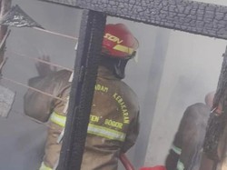 Akibat Korek Api Jatuh ke Kasur, Rumah di Bogor Hangus Terbakar