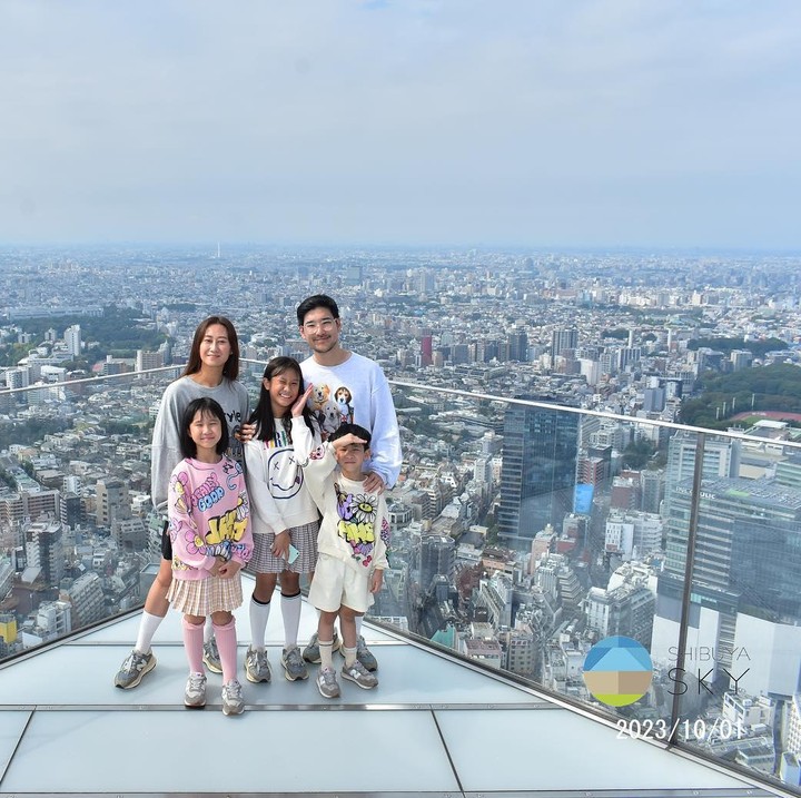 <p>Sepuluh tahun sebelum pernikahan Maudy Ayunda dengan Jesse Choi, sudah pernah ada pesohor Indonesia yang menikah dengan orang Korea juga, Bunda, yaitu Gina Selvina dengan Yeon Seung Jay. (Foto: Instagram @kimbabfamily.official)</p>