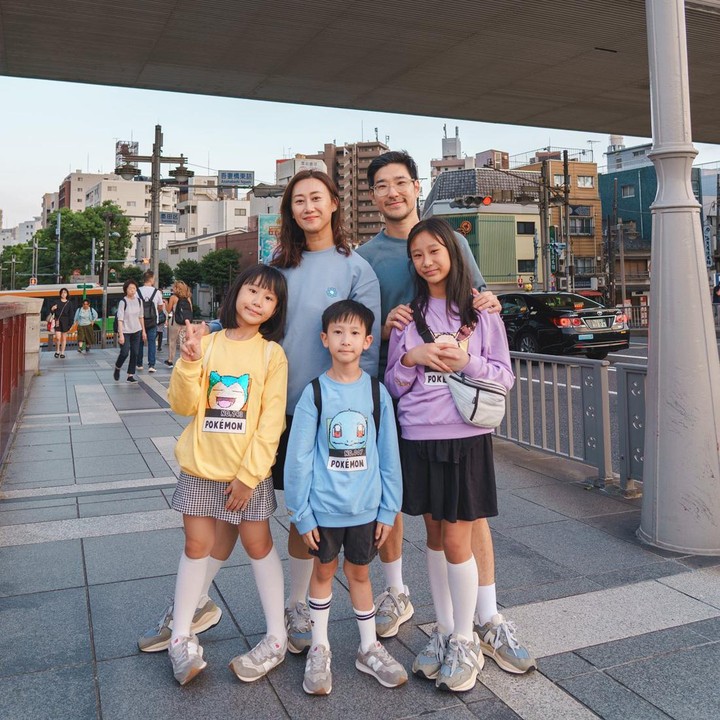 <p>Sering berfoto keluarga bersama, YouTuber yang menikah dengan orang Korea ini selalu tampak bahagia ketika sedang berkumpul bersama. Begitu juga dengan suaminya yang tampan. Imut sekali, ya? (Foto: Instagram @kimbabfamily.official)</p>