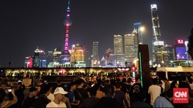 FOTO: Menikmati Gemerlap Cahaya Kota Shanghai Saat Malam