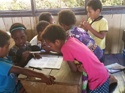 Perjuangan Anak Papua Menembus Hutan hingga Jalan Kaki 3 Hari untuk Belajar