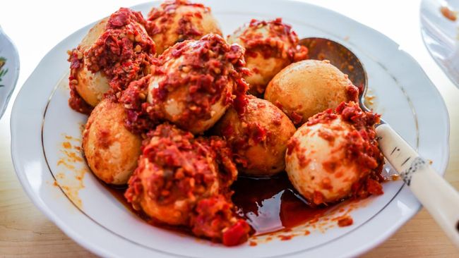 Sebagai sumber protein, telur biasanya diolah dengan cara disemur, dijadikan telur dadar atau telur ceplok, bahkan balado. Berikut resep telur balado.